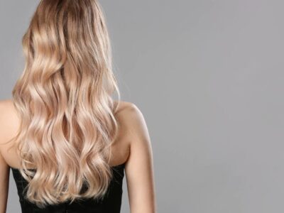 Bestes Mittel gegen Gelbstich im Haar: Effektive Lösungen für kühles Blond