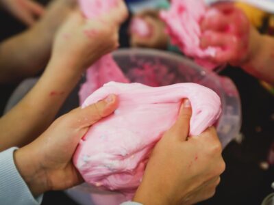 Slime selber machen ohne Kleber Fluffiger Schleim mit Wow-Effekt